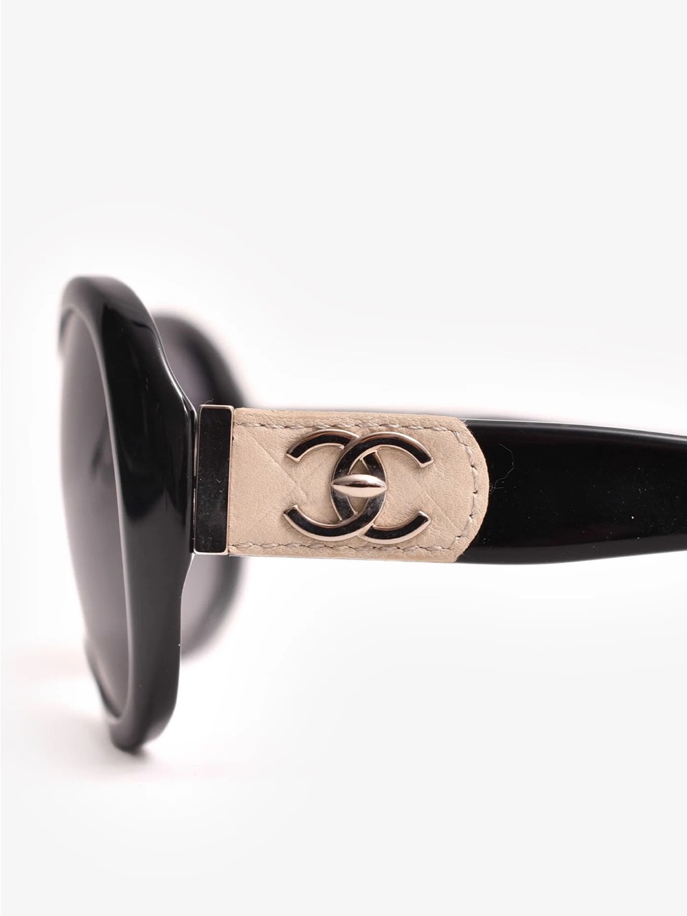 VINTAGE CHANEL™ BLACK OVERSIZED SUNGLASSES WITH BEIGE LEATHER CC TURN LOCK SIDES